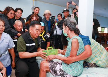 รัฐมนตรีว่าการกระทรวงกลาโหมลงพื้นที่ตรวจเยี่ยมกองกำลังบูรพา และศูนย์พักพิงชั่วคราว จ.สระแก้ว พร้อมมอบยา เวชภัณฑ์ เครื่องอุปโภคบริโภค เพื่อช่วยเหลือผู้อพยพ