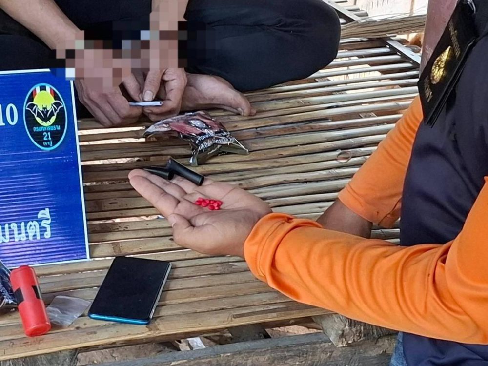 ร้อย.ฉก.ทพ.2110 สนธิกำลังจับกุมผู้กระทำผิดลักลอบเสพยาเสพติดในชุมชน 🇹🇭